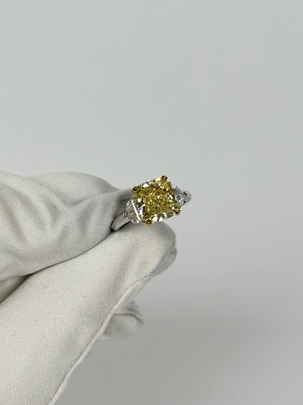 Graff CUSHION DIAMOND RING 4.10 CT FANCY YELLOW/VVS2 (GIA) GR4.10CT 3