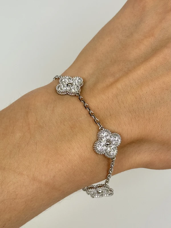 Van Cleef & Arpels. VINTAGE ALHAMBRA BRACELET, 5 MOTIFS VCARA41500 2