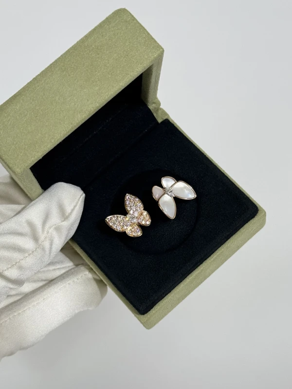 Van Cleef & Arpels. Two Butterfly Between the Finger ring (SIZE 51) VCARO7AL00 7
