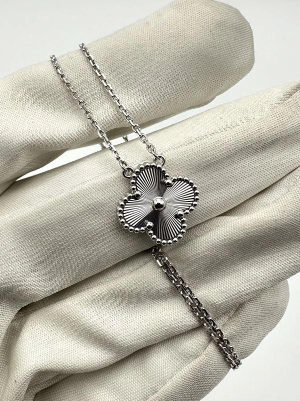Van Cleef & Arpels Vintage Alhambra pendant VCARP9XG00 4