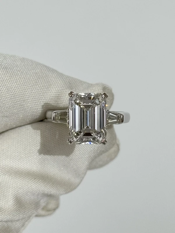 No name EMERALD DIAMOND 5.01 CT D/VVS2 RING (GIA) NN5.01D/VVS 2