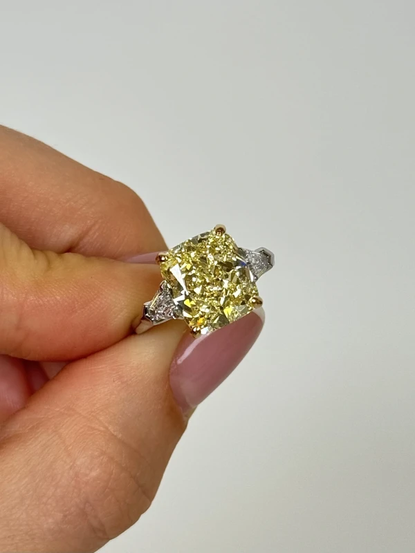 GRAFF CUSHION DIAMOND 5.76 CT FANCY LIGHT YELLOW/VVS2 RING (SIZE 51) GR5.76 CT FLY/VVS2 3