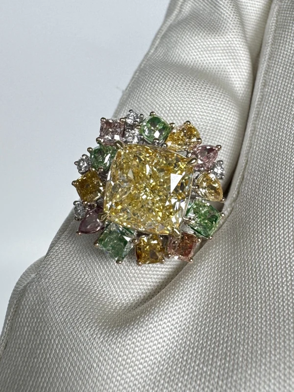 Earrings without a brand CUSHION DIAMOND 4.02 CT FANCY LIGHT YELLOW/VVS2 RING (GIA) 781-4.02FLY 4