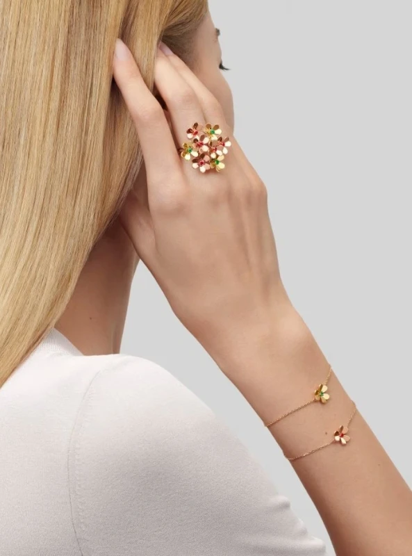 Van Cleef & Arpels. Frivole bracelet, mini model VCARP7SC00 2