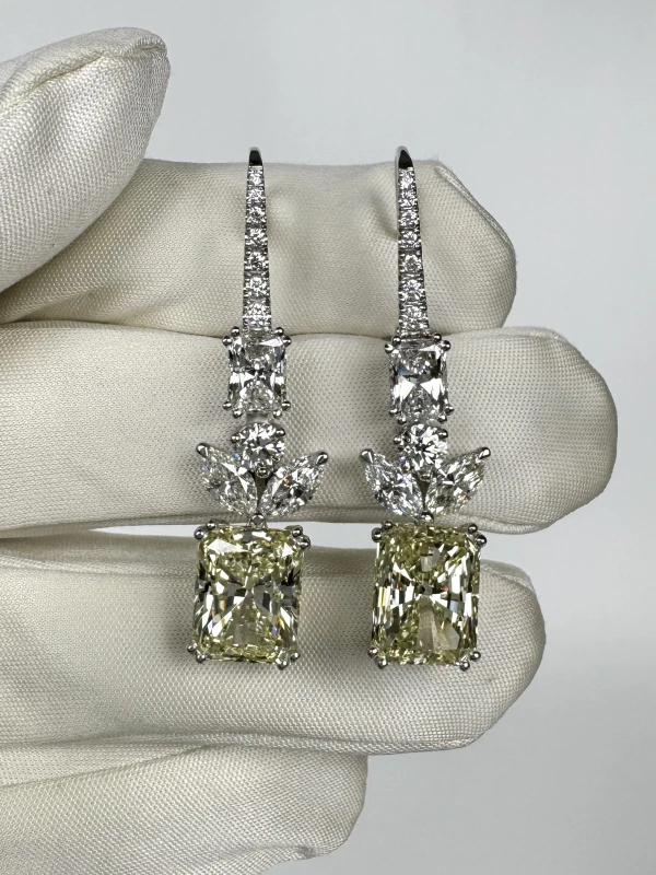 No name RADIANT DIAMONDS 4.64 - 4.09 CT VERY LIGHT YELLOW/VS EARRINGS NN4.00-4.01 3