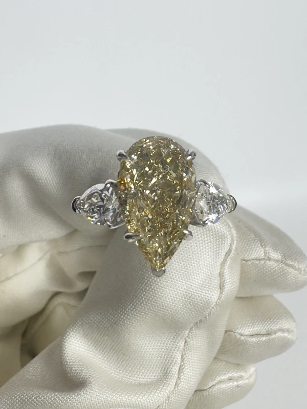 Earrings without a brand PEAR DIAMOND 4.12 CT FANCY LIGHT BROWNISH YELLOW/SI1 RING (GIA) NN4.12FLBY/SI 2