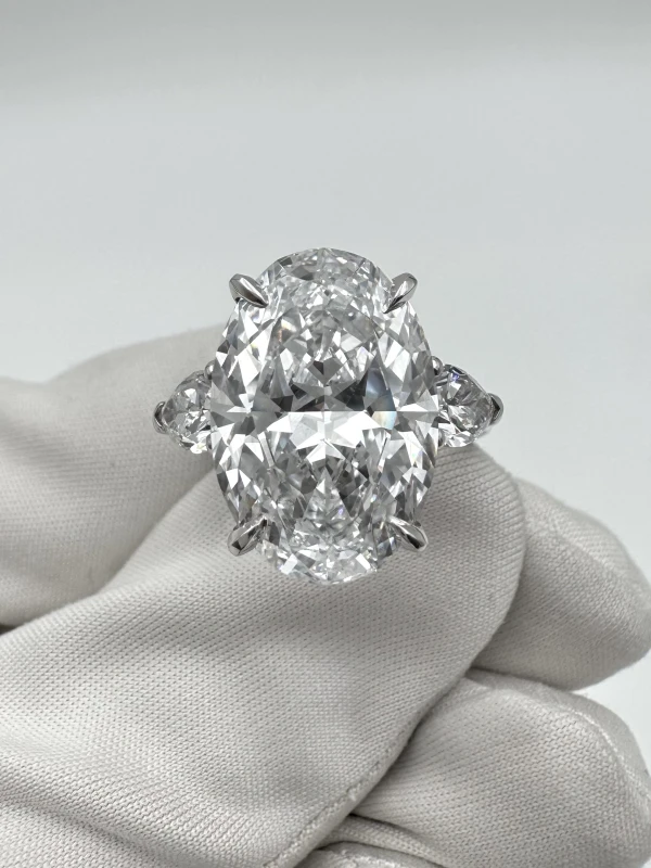 No name OVAL DIAMOND 8.06 CT D/VVS2 RING  (TYPE IIA) (GIA) NN8.06CT D/VVS2 4