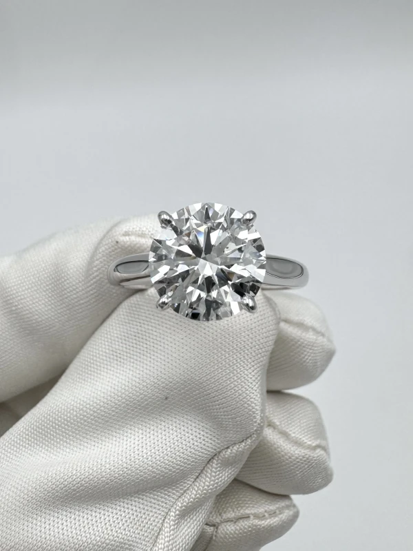 No name С БРИЛЛИАНТОМ 3.02 CT F/SI2 NN3.07 D/SI 2