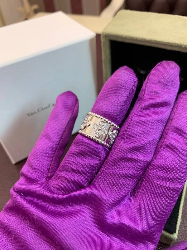 Van Cleef & Arpels PERLEE CLOVER RING, LARGE MODEL VCA PERLEE LM 2