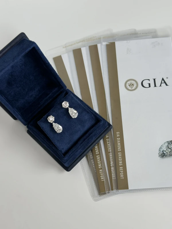 Earrings without a brand PEAR AND ROUND DIAMOND EARRINGS 4.01-4.01 CT E-F/VS2 (GIA) 4.01-4.01 CT E-F/VS2 (GIA) 7