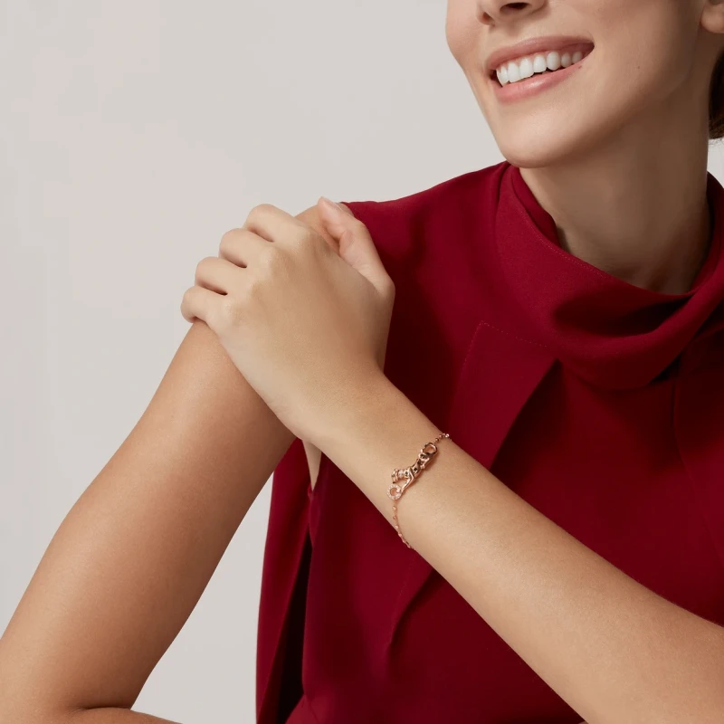 Cartier Panthère de Cartier bracelet, on a chain, diamonds B6046516 2