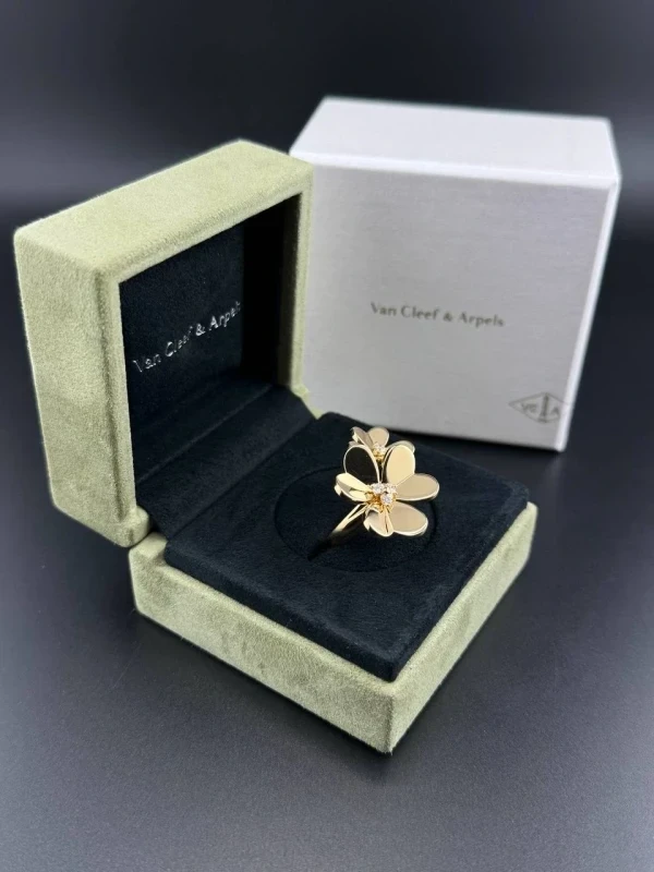 Van Cleef & Arpels. FRIVOLE BETWEEN THE FINGER RING (SIZE 53) VCARB67653 4