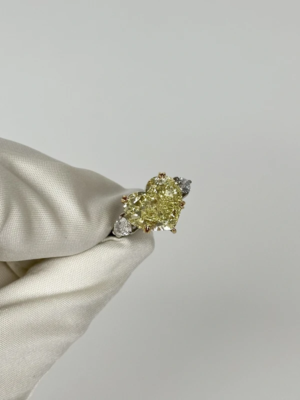 No name HEART DIAMOND 9.01 CT FANCY YELLOW/SI1 (GIA) NN 9.01 CT FY/SI1 3