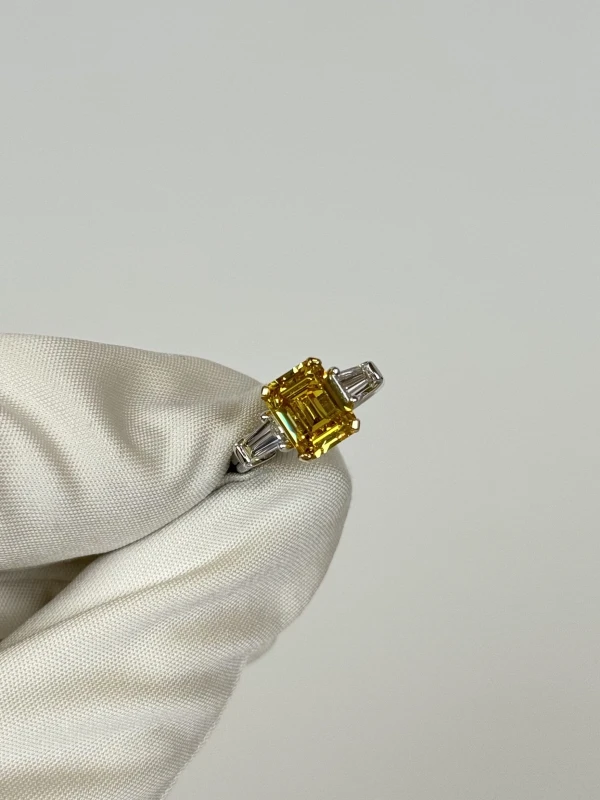 Graff EMERALD DIAMOND 3.04 CT FANCY VIVID YELLOW/VS1 (GIA) GR1914 3