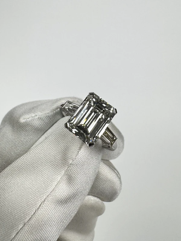 RalfDiamonds EMERALD DIAMOND 3.70 CT L/VS1 RING (SIZE 52) 3.70 CT 4