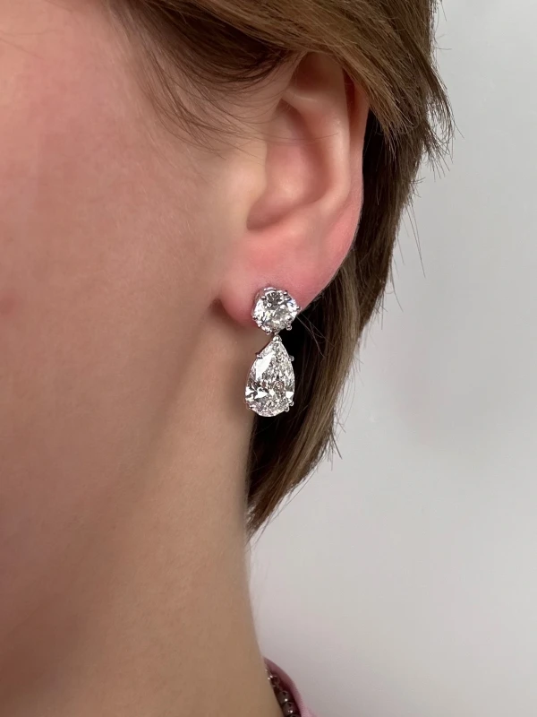 Earrings without a brand PEAR AND ROUND DIAMOND EARRINGS 4.01-4.01 CT E-F/VS2 (GIA) 4.01-4.01 CT E-F/VS2 (GIA) 5