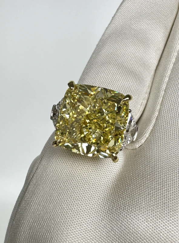 No name CUSHION DIAMOND 15.12 CT FANCY INTENSE YELLOW/VVS2 RING (GIA) NN15.12 CT FIY/VVS2 5
