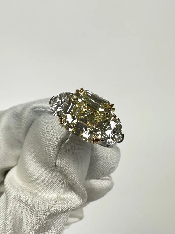RalfDiamonds EMERALD DIAMOND 5.50 CT LY/VS1 RING (SIZE 52) 5.50 CT LY/VS 4