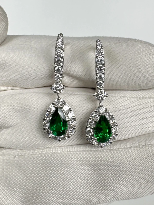Graff PEAR EMERALD ICON EARRINGS 0.52-0.52 CT WHITH DIAMONDS PAVE RGE1830EM 3