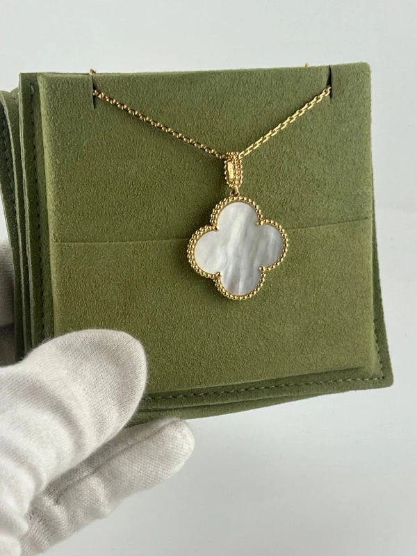 Van Cleef & Arpels. MAGIC ALHAMBRA LONG NECKLACE 1 MOTIF VCARO49L00 3