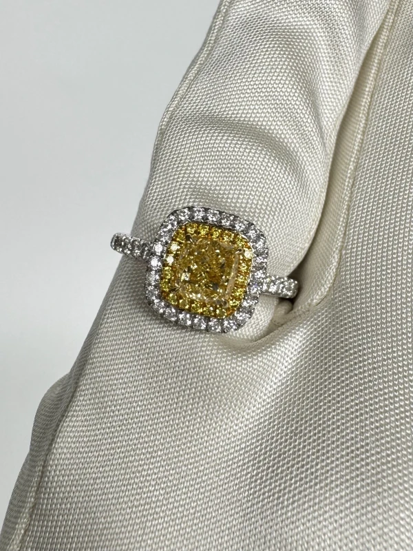 Earrings without a brand CUSHION DIAMOND 1.00 CT FANCY LIGHT YELLOW/VS2 RING (GIA) NN1.00CT FLY/VS2 3