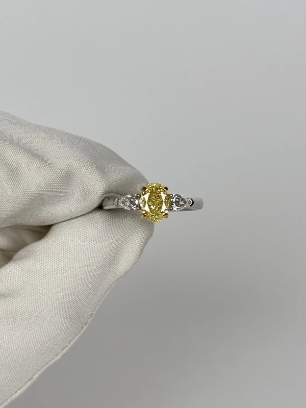No name OVAL DIAMOND 1.53 FANCY YELLOW/VS2 RING (GIA) NN 1.53 FY/VS2 2