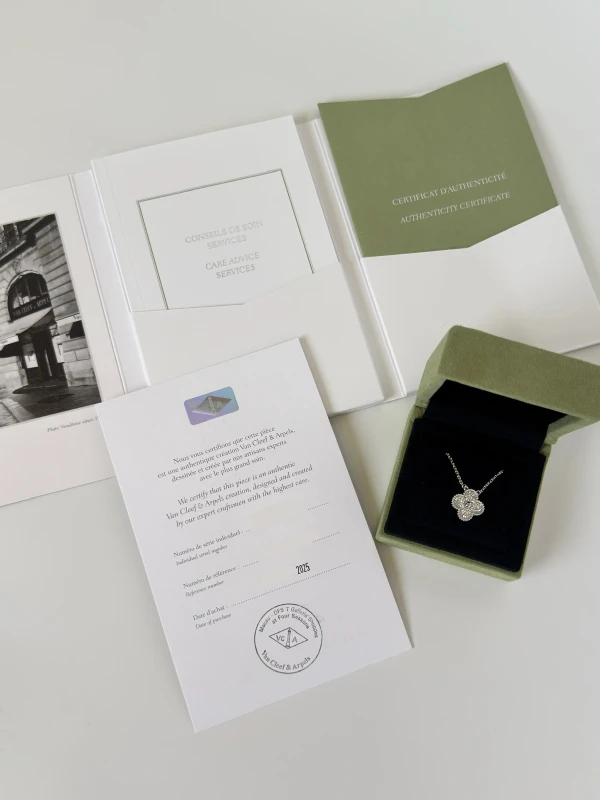 Van Cleef & Arpels. VINTAGE ALHAMBRA  PENDANT VCARA46100 4