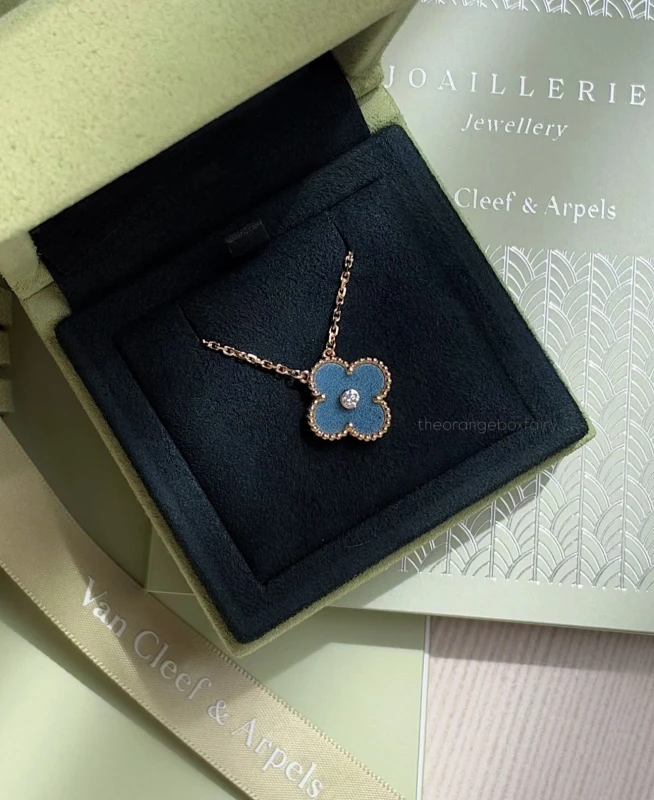 Van Cleef & Arpels. HOLIDAY 2026 VINTAGE ALHAMBRA BLUE - GREY  PORCELAIN PENDANT & DIAMOND VCARPRTH00 4