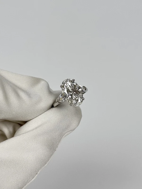 Graff OVAL DIAMOND 5.02 CT G/SI1 RING (GIA) GR5.02G/SI1 3