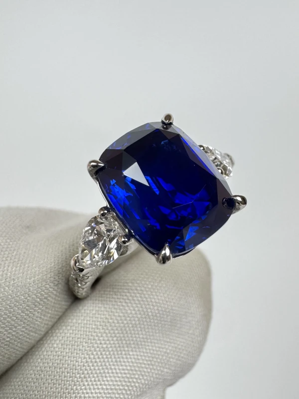 Earrings without a brand CUSHION SAPPHIRE 7.06 CT "ROYAL BLUE" RING, SRI LANKA (GUILD) S7.06CT 4