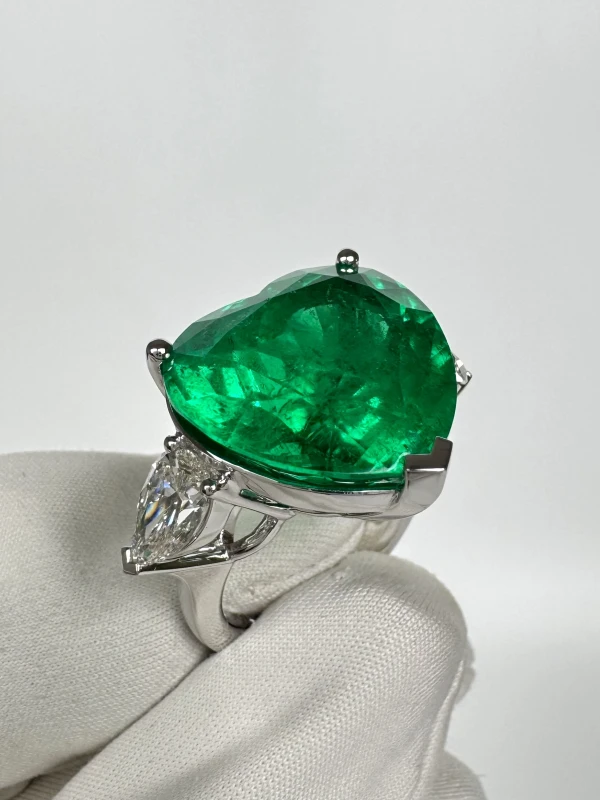 Earrings without a brand COLOMBIA EMERALD 18.13 CT VIVID GREEN RING (PLATINUM GRS, GUBELIN) EM 18.13CT 6