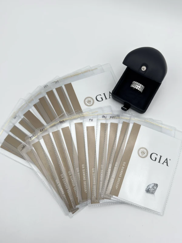 DeRosa ETERNITY EMERALD&ROUND DIAMOND RING (SIZE 53) R128010 6