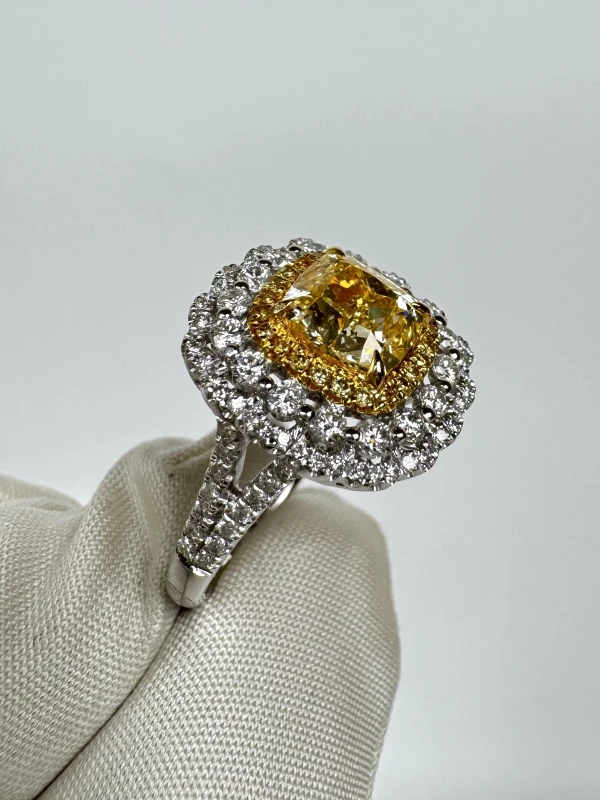 Earrings without a brand CUSHION DIAMOND 2.03 CT FANCY YELLOW/VVS1 RING (SIZE 51) NN2.03 FY/VVS 3
