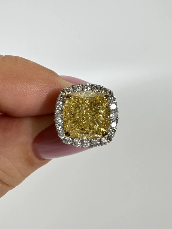 Earrings without a brand CUSHION DIAMOND 5.01 - 5.01 CT FANCY LIGHT YELLOW/VS1-VS2 (GIA) NN5.01-5.01CTFLY 3