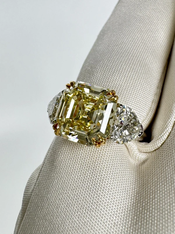 RalfDiamonds EMERALD DIAMOND 5.50 CT LY/VS1 RING (SIZE 52) 5.50 CT LY/VS 4