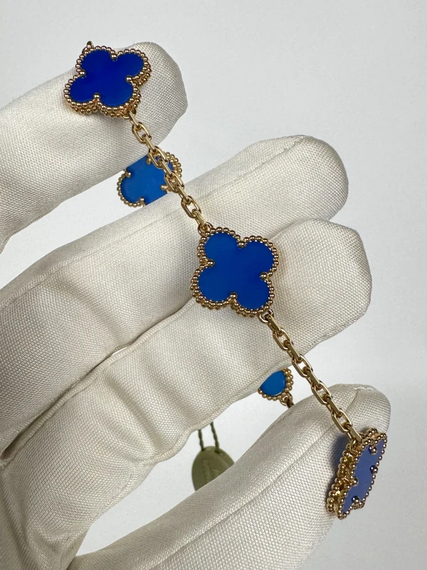 Van Cleef & Arpels. VINTAGE ALHAMBRA BRACELET, 5 MOTIFS. AGATE VCARP34900 4