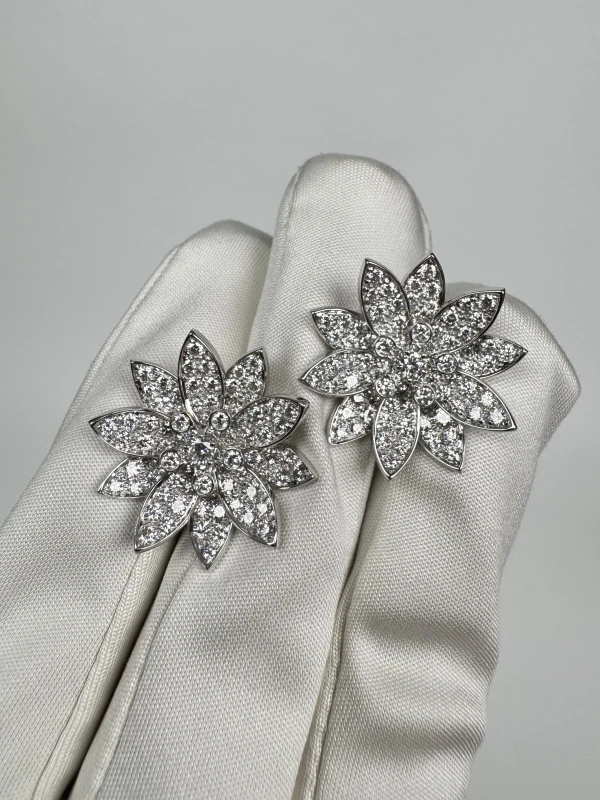 Van Cleef & Arpels. LOTUS EARRINGS, MEDIUM MODEL VCARO96C00 2