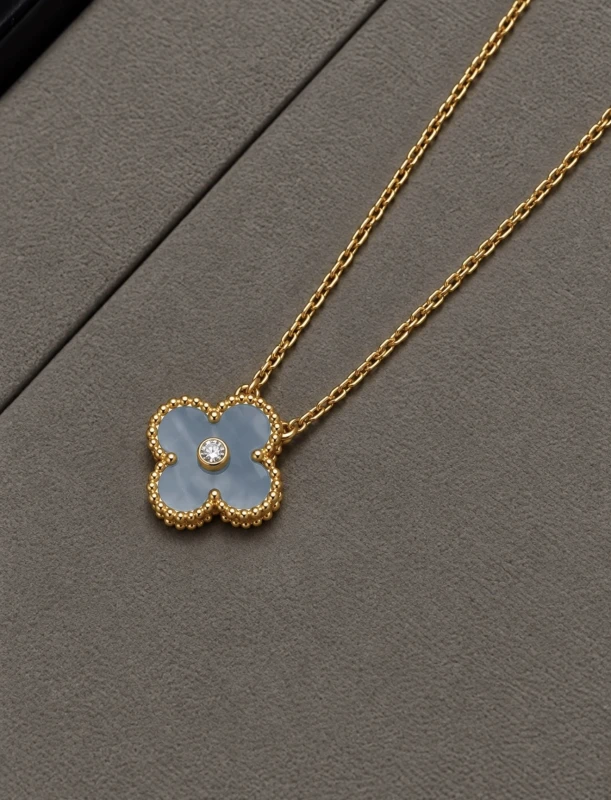 Van Cleef & Arpels. HOLIDAY 2026 VINTAGE ALHAMBRA BLUE - GREY  PORCELAIN PENDANT & DIAMOND VCARPRTH00 5