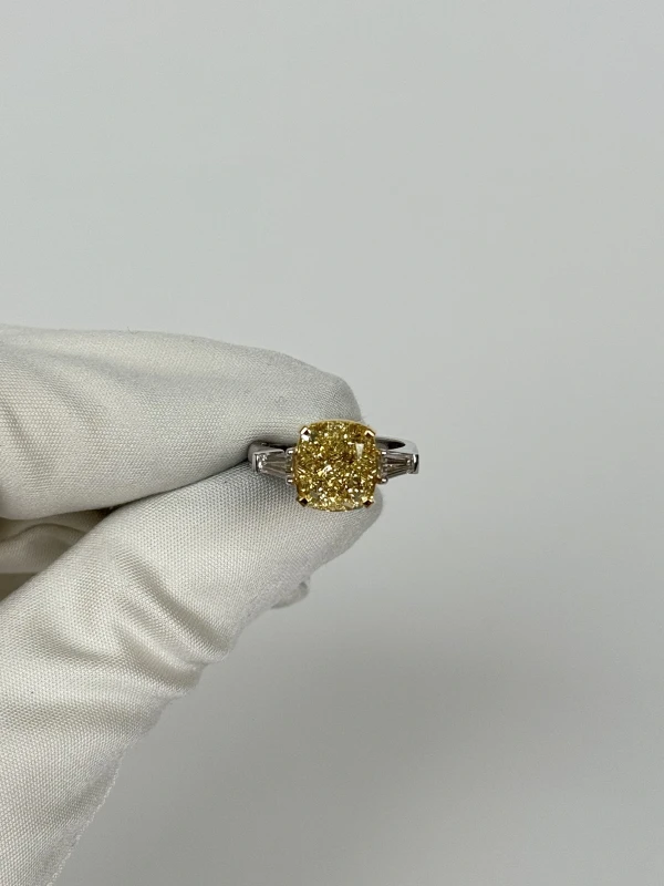 Earrings without a brand CUSHION DIAMOND 5.07 CT FANCY LIGHT YELLOW/VS1 RING (GIA) NN5.07 2