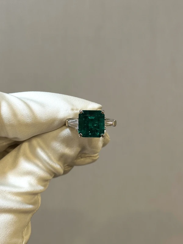 Earrings without a brand EMERALD 6.46 CT VIVID GREEN RING, COLOMBIA NN6.46 2