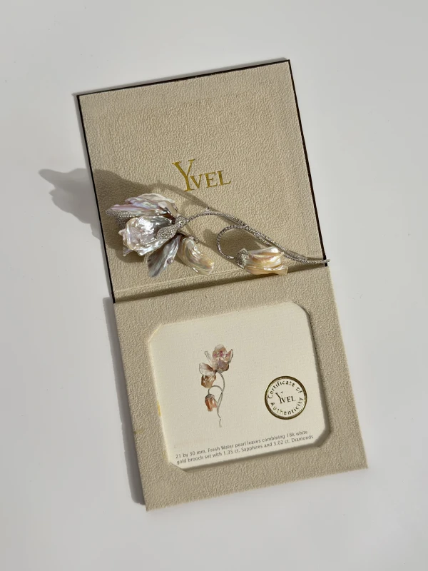 Yvel БРОШЬ С ЖЕМЧУГОМ BR-10-FLOW3W 6