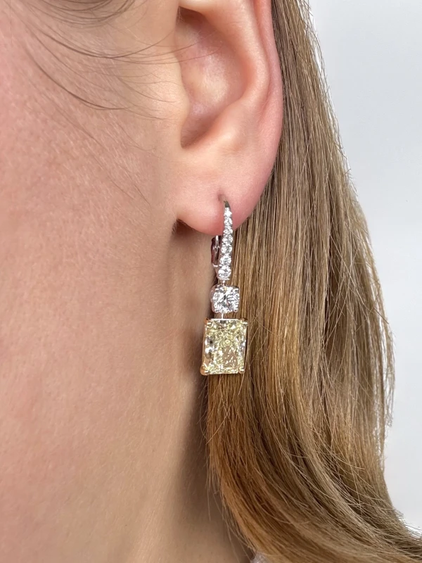No name RADIANT DIAMOND 4.17-4.03 CT U-V/VVS2 EARRINGS nn4.17-4.03 U-V/VVS2 2