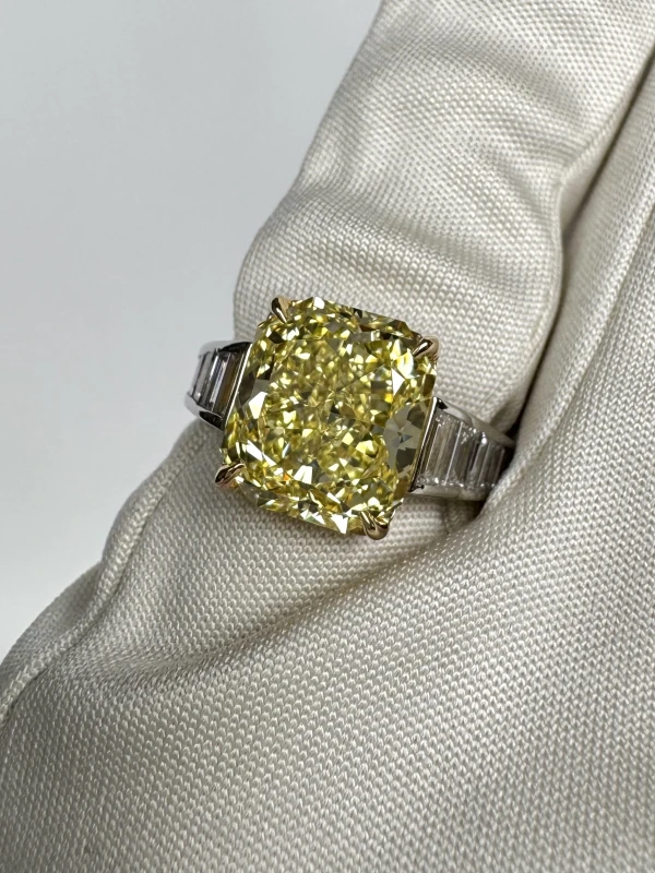 Bvlgari RADIANT DIAMOND 5.13 CT FANCY INTENSE YELLOW/INTERNALLY FLAWLESS RING (GIA) BV5.13CT 6