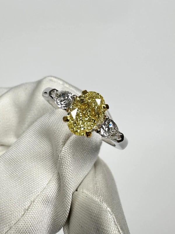 No name OVAL DIAMOND 1.53 FANCY YELLOW/VS2 RING (GIA) NN 1.53 FY/VS2 4