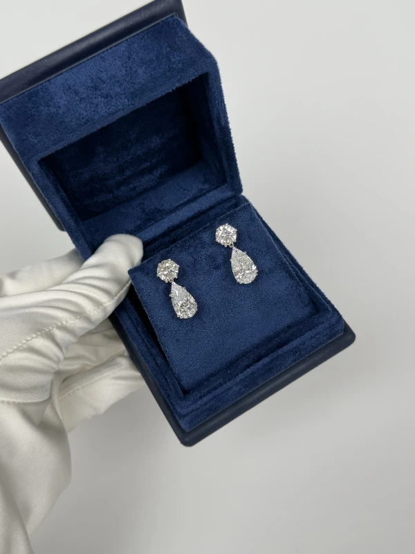 Earrings without a brand PEAR AND ROUND DIAMOND EARRINGS 4.01-4.01 CT E-F/VS2 (GIA) 4.01-4.01 CT E-F/VS2 (GIA) 6