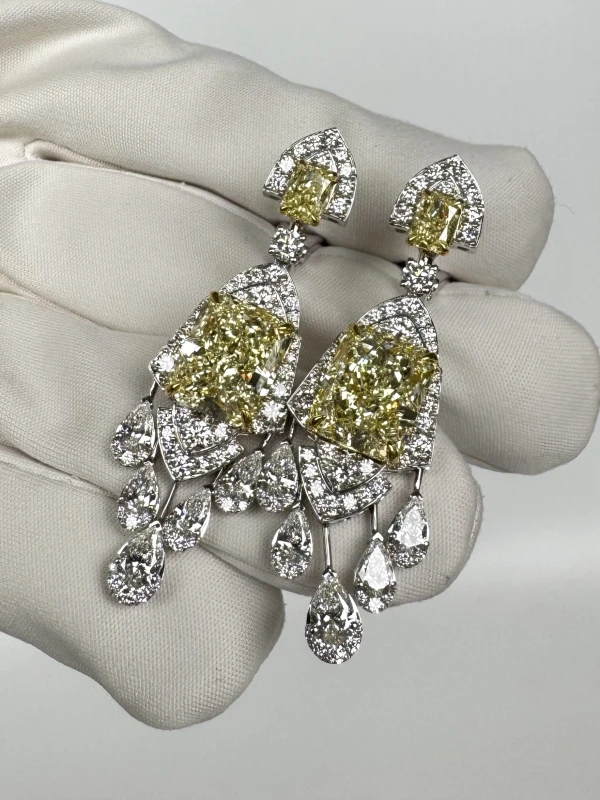 No name DIAMOND EARRINGS 6.35-6.22 CT FANCY LIGHT YELLOW/VS1 (GIA) 6.35-6.22 CT FLY/VS 5