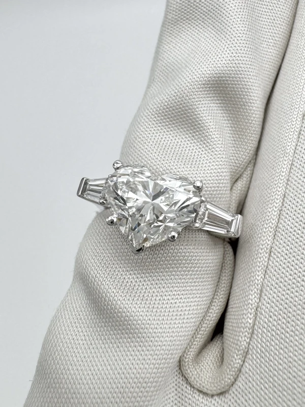 Earrings without a brand HEART DIAMOND 3.00 CT H/VVS1 RING (GIA) 113093 3.00 CT H/VVS 4