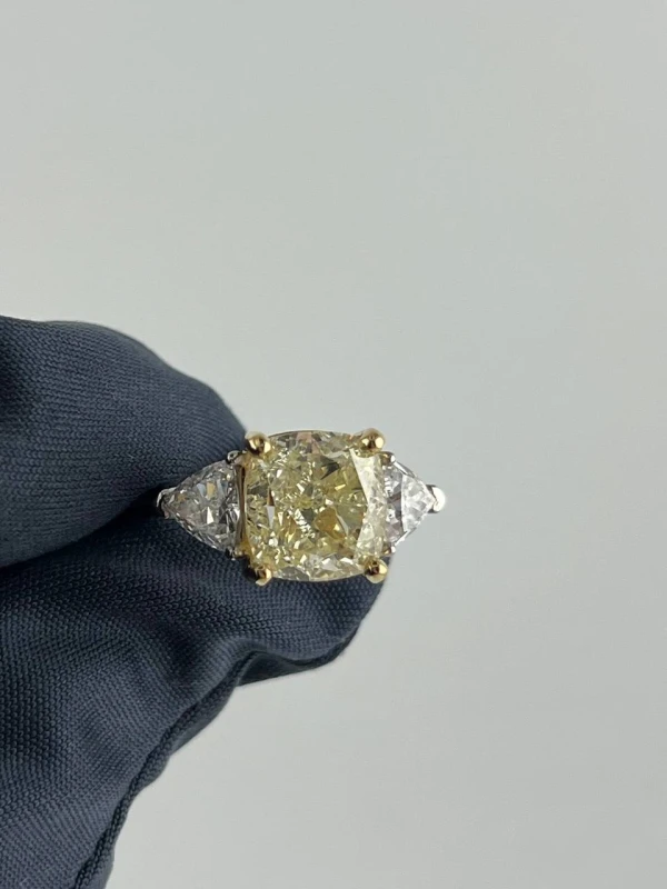 Earrings without a brand CUSHION DIAMOND 5.08 CT U-V/VVS2 RING (GIA) NNR5.08CTU-V/VVS2 4