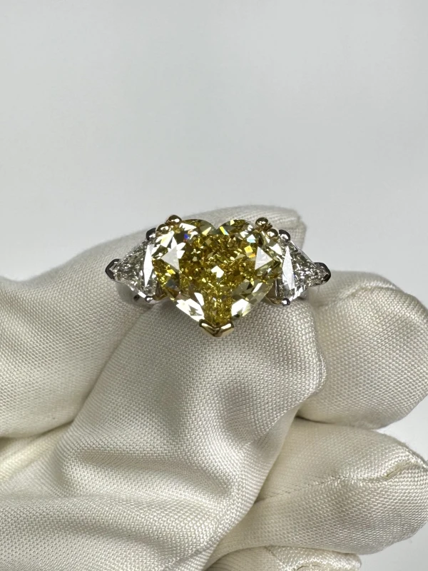 No name HEART DIAMOND 4.35 CT FANCY INTENSE YELLOW/VS2 RING (SIZE 52) GIA NN4.35 FIY/VS2 2