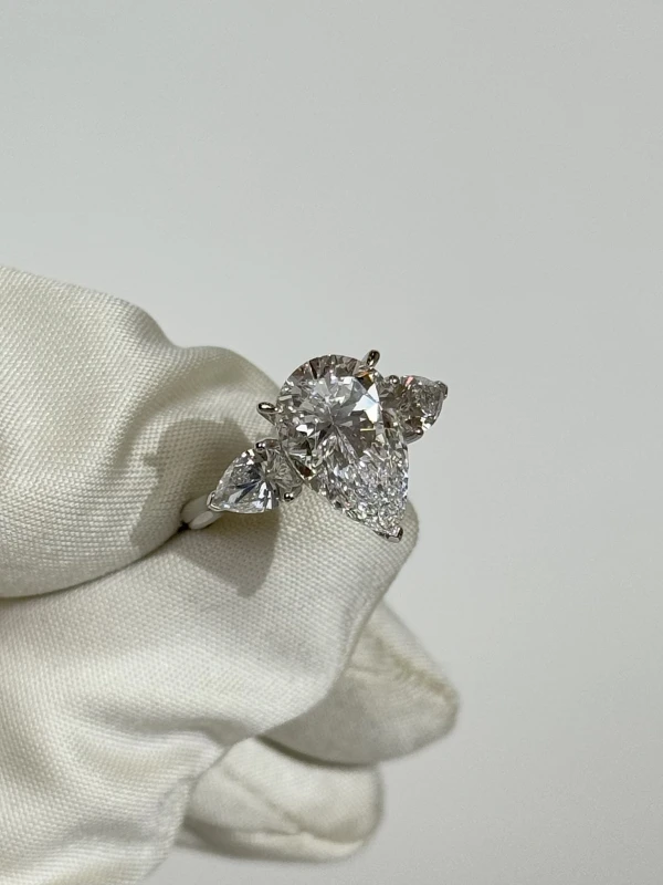 No name PEAR DIAMOND 4.01 CT D/VVS2 RING (GIA) NN4.01D/VVS 3